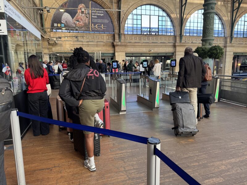 Les portiques pour scanner son billet Eurostar au départ de Gare du Nord, à Paris