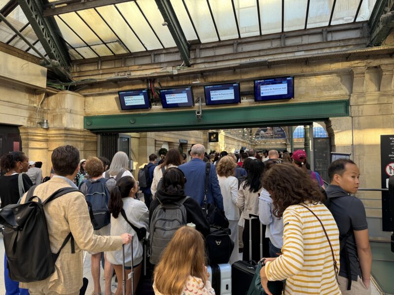Un premier filtre limite l'accès aux seuls passagers Eurostar dont c'est l'heure d'arrivée recommandée