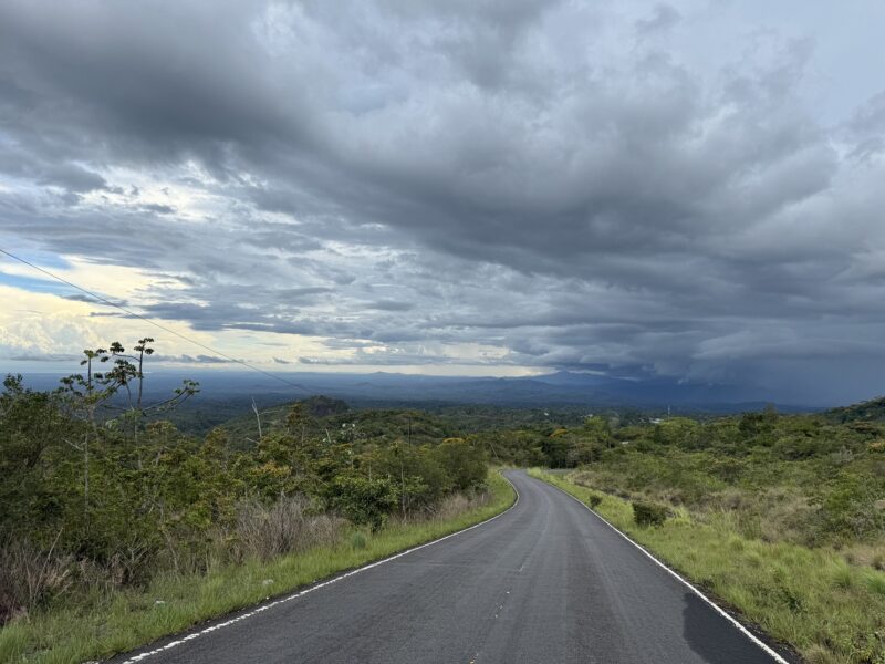 La route entre El Valle de Antón et Penonomé est un peu plus sineuse mais le revêtement est toujours de bonne qualité