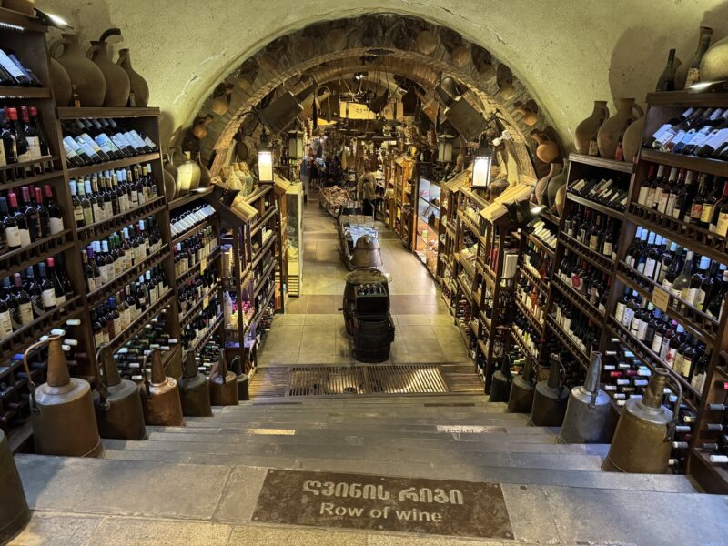 Même s'il est devenu un lieu touristique, le bazar Meidan (et ici, son allée du vin : l'un des trésors de la Géorgie) vaut le coup d’œil