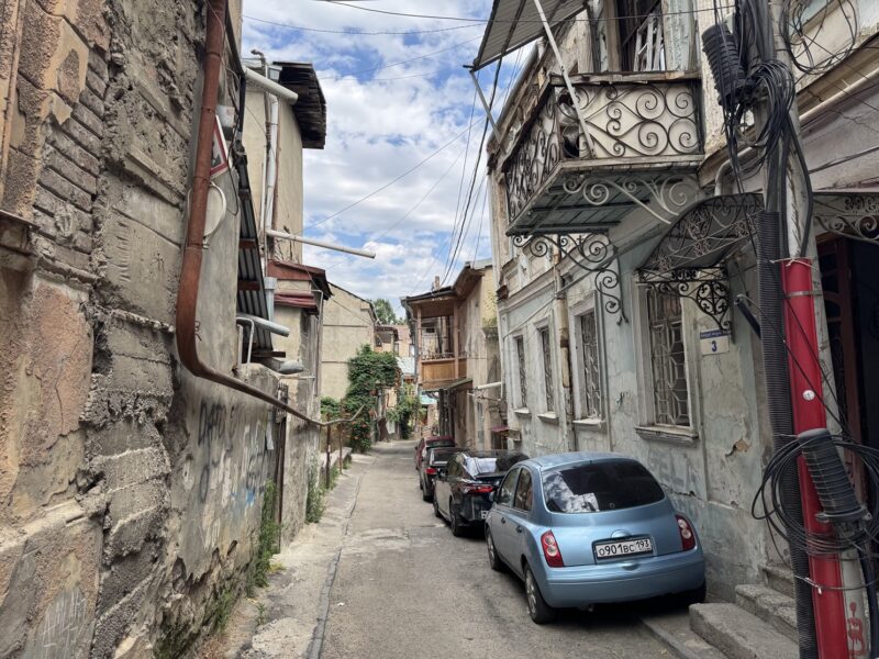 Dans certaines ruelles du Vieux Tbilissi, les balcons typiques en bois et en fer forgé semblent défier le temps... et la gravité !