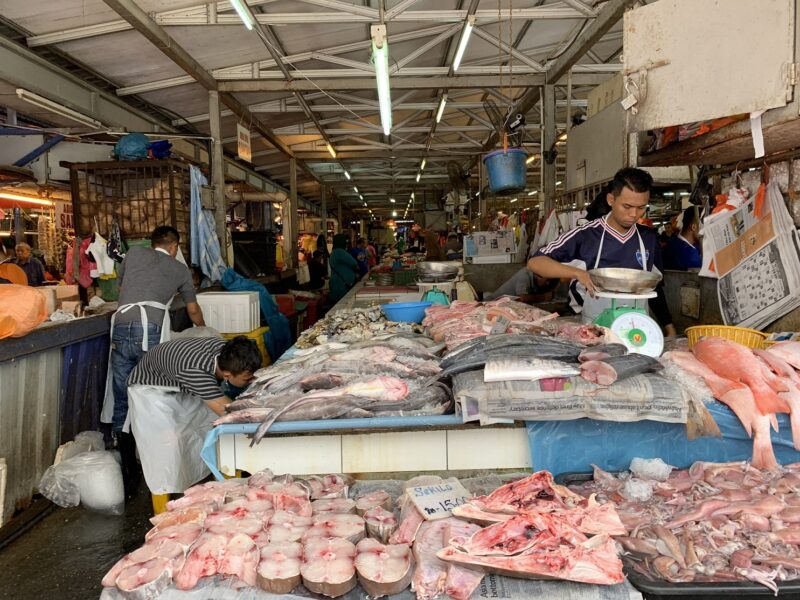 Des stands de poisson sur le marché de Chow Kit Market, dans le nord de Kuala Lumpur (Malaisie)
