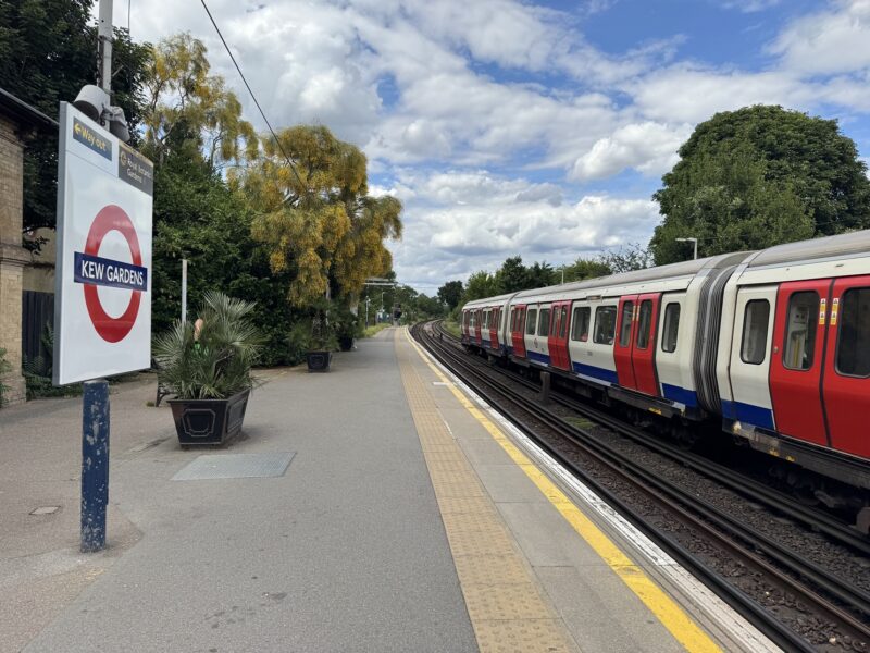 La station Kew Gardens du métro de Londres (District Line) se trouve à 7 minutes à pied de l'entrée principale du jardin