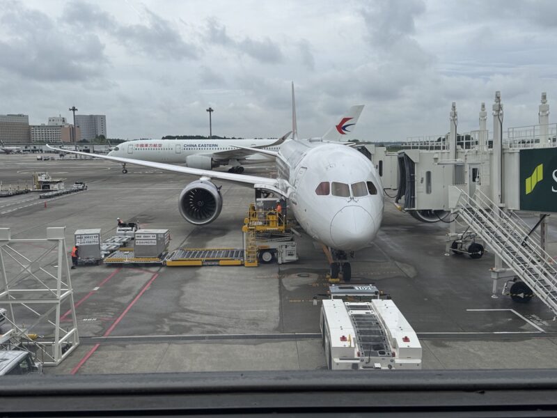 Dernière vue sur notre Boeing 787-900 d'Air Premia avant d'embarquer, avec un Airbus A350-900 de China Eastern en provenance de Shanghai