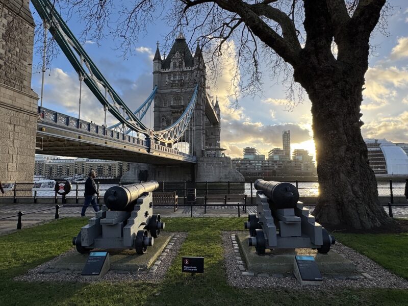 La vue sur Tower Bridge et la Tamise, depuis Tower Wharf, juste en face de la Tour de Londres