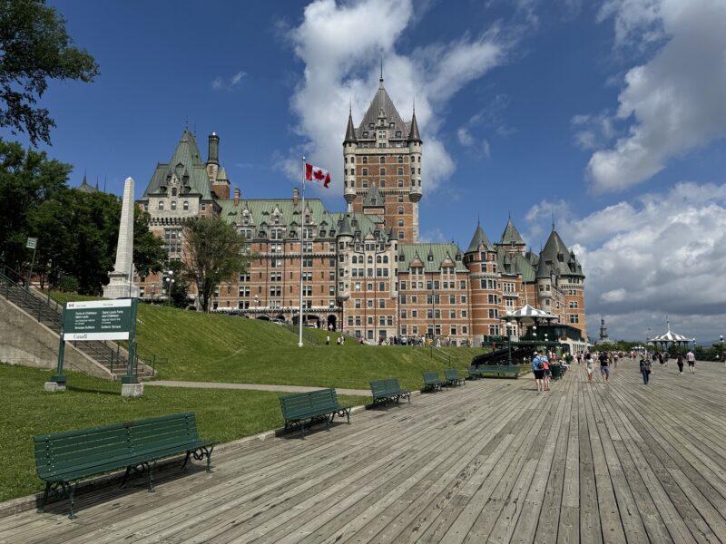 Le château Frontenac, vu depuis la terrasse Dufferin à Québec (Canada)