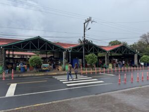 La vue extérieure sur les halles du marché de El Valle de Antón (Panama)