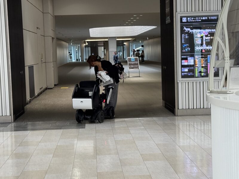 En scannant sa carte d'embarquement, ses fauteuils autonomes vous mèneront jusqu'à votre porte d'embarquement à l'aéroport de Narita