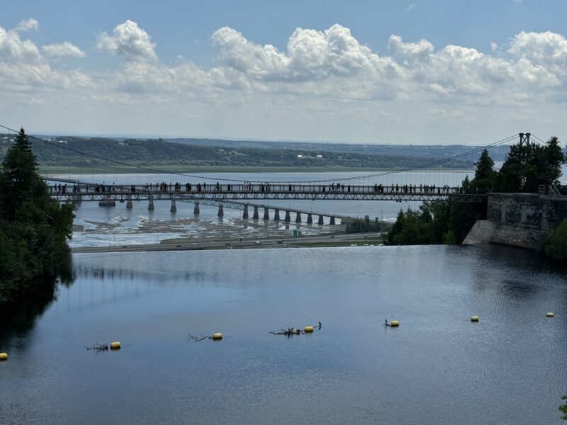 Une passerelle panoramique en bois surplombe la chute Montmorency, près de Québec