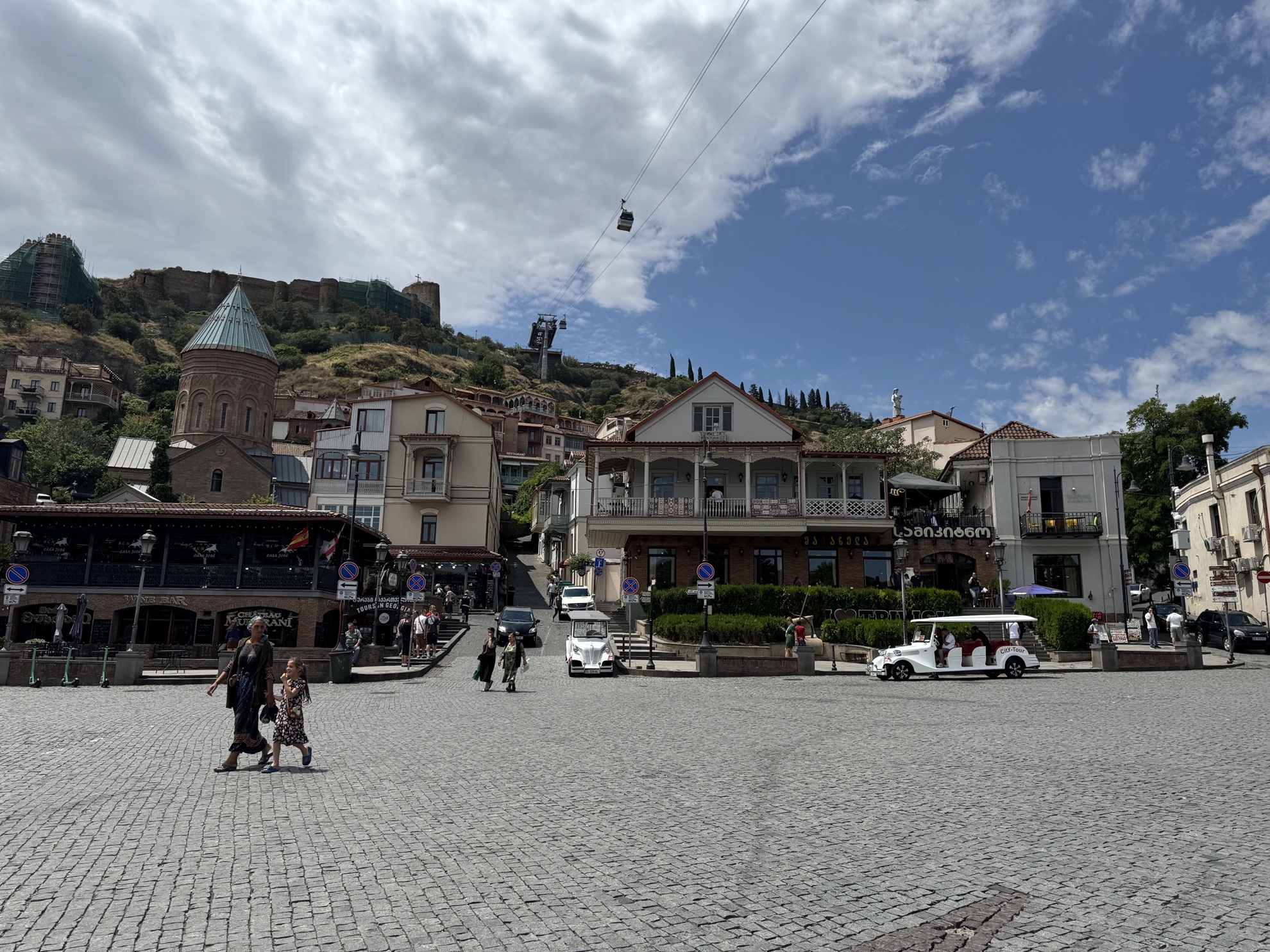 Vue sur la place Meidan à Tbilissi (Géorgie)