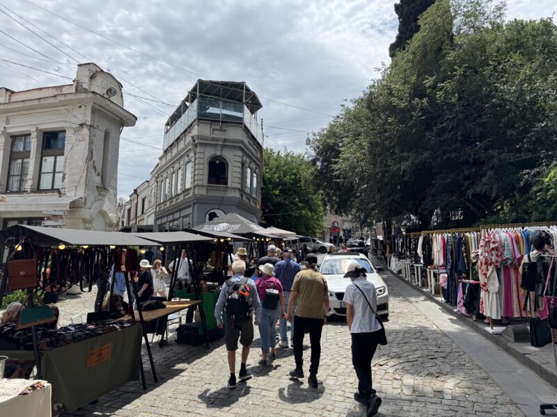 La rue Sioni, dans le Vieux Tbilissi, au niveau du musée d'Histoire de Tbilissi