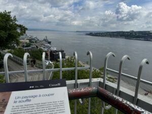 La vue sur le fleuve Saint-Laurent depuis les hauteurs de la terrasse Dufferin, en descendant depuis les plaines d'Abraham