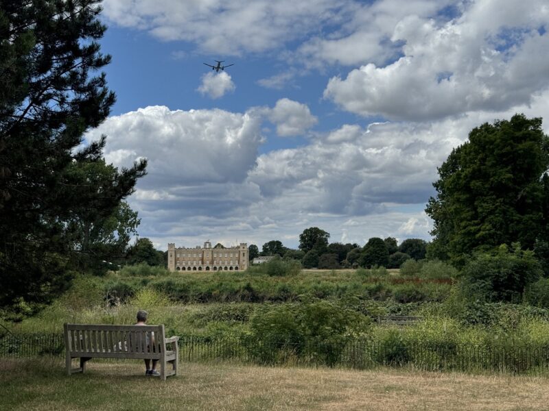 La vue sur Syon House, de l'autre côté de la Tamise, depuis le Syon Outlook au bout de Kew Gardens