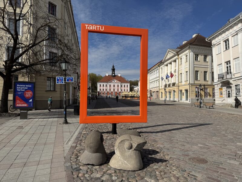 Un cadre judicieusement placé dans le centre-ville de Tartu pour photographier l'hôtel de ville