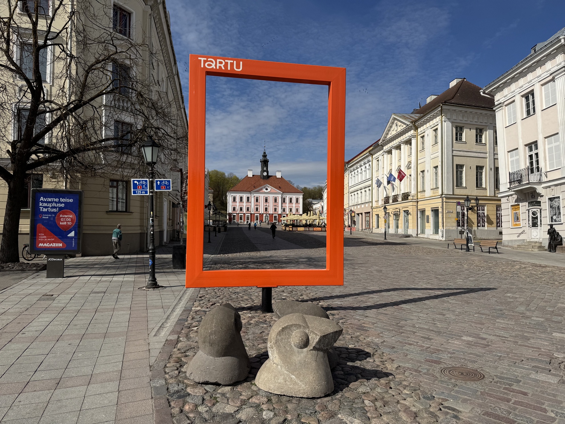 Un cadre judicieusement placé dans le centre-ville de Tartu pour photographier l'hôtel de ville