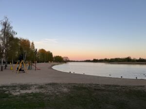 À quelques pas du centre-ville, le long du canal d'Anne, on trouve même la plage à Tartu !
