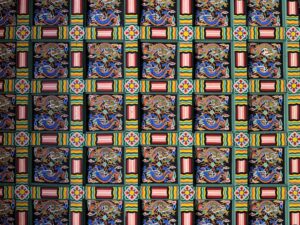 Détail d'un plafond à l'intérieur d'un des bâtiments du palais Deoksugung (Séoul, Corée du Sud)