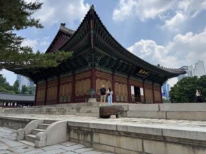 Un bâtiment traditionnel dans l'enceinte du Deoksugung (Séoul, Corée du Sud)