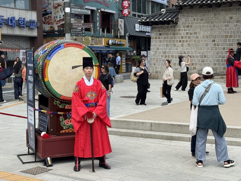 Un garde pose devant le Buk, le tambour traditionnel qui rythme les cérémonies coréennes dont la relève de la garde (Séoul, Corée du Sud)