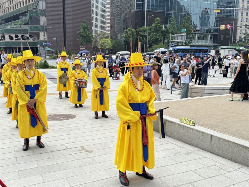 Des gardes en costumes traditionnels, devant la porte Daehanmun à Séoul (Corée du Sud)