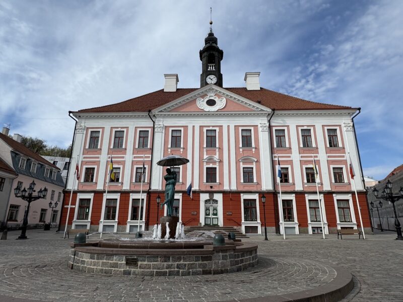 L'hôtel de ville de Tartu, avec la statue des Deux étudiants s'embrassant, l'un des emblèmes de la ville