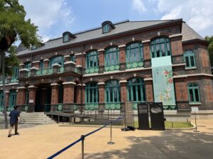 Le pavillon Dondeokjeon, dans l'enceinte du palais, où se déroulent des expositions culturelles temporaires