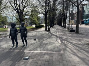 La sculpture Father and Son, de l'artiste estonien Ülo Õun, inauguré le 1er juin 2004 sur Küüni Street à Tartu (Estonie)