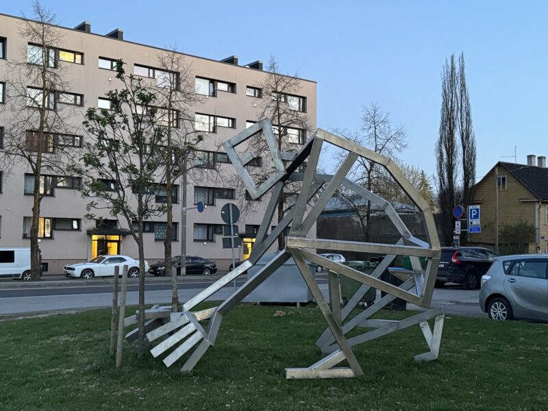 Une sculpture originale dans les rues de Tartu, en Estonie