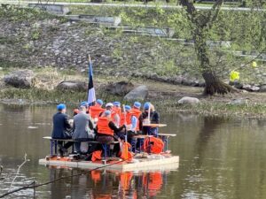Des Estoniens passent du bon temps entre amis ce matin-là en voguant de façon étonnante sur la rivière Emajõgi...