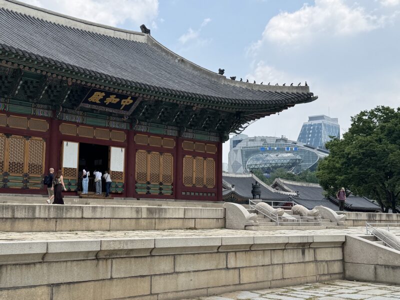 Le contraste entre le palais traditionnel et les gratte-ciel modernes de Séoul (Corée du Sud) est saisissant