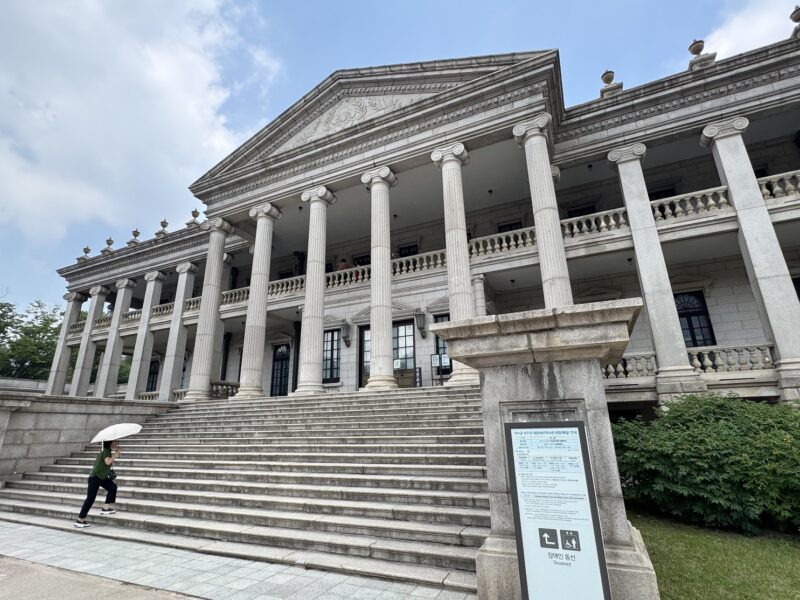 Avec son architecture classique européenne, le Seokjojeon tranche avec les autres bâtiments plus traditionnels