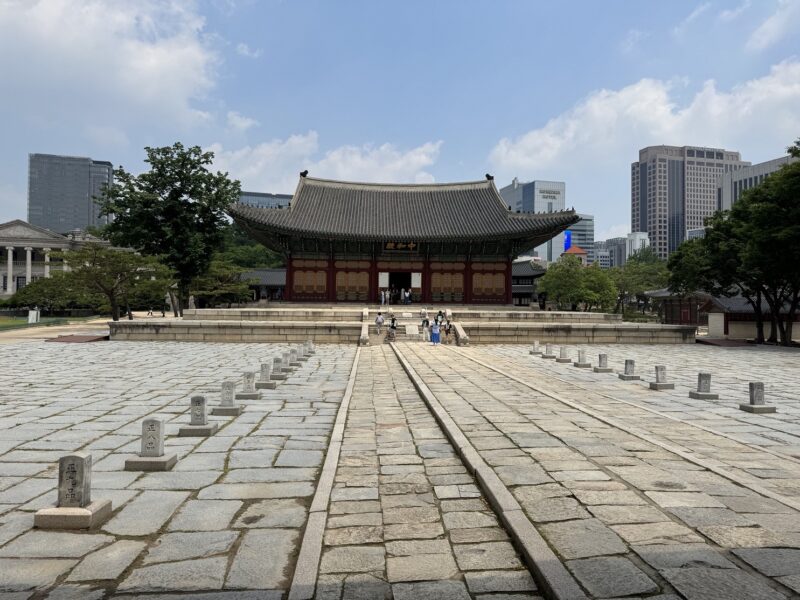 Le bâtiment principal (jeongjeon) avec l'allée centrale (jojeong), autrefois réservé au roi (Séoul, Corée du Sud)
