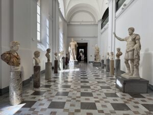 La galerie des bustes est l'une des salles les plus réputées du musée archéologique de Naples