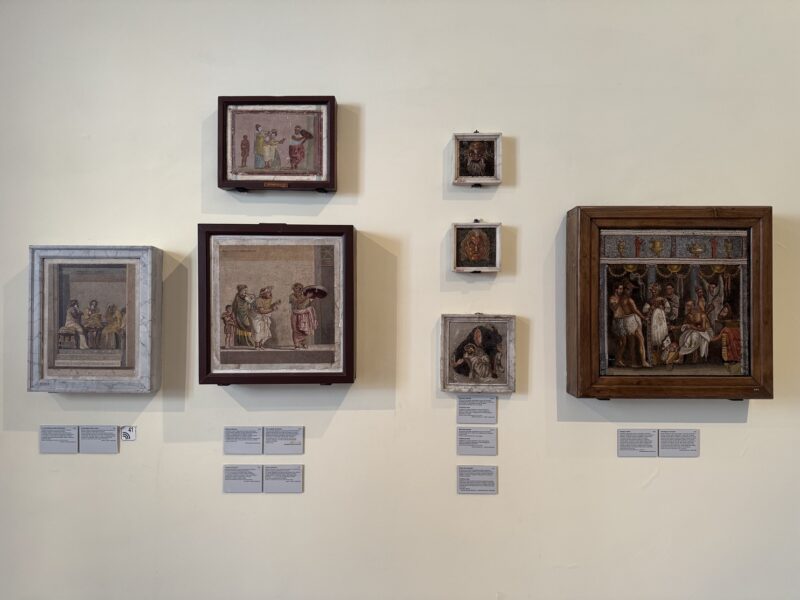 Diverses mosaïques et fresques qui décoraient les maisons de Pompéi, exposées au musée archéologique de Naples