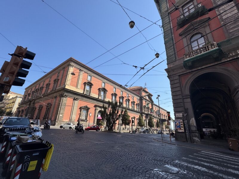 La vue extérieure du bâtiment qui abrite le musée archéologique, dans le centre-ville de Naples