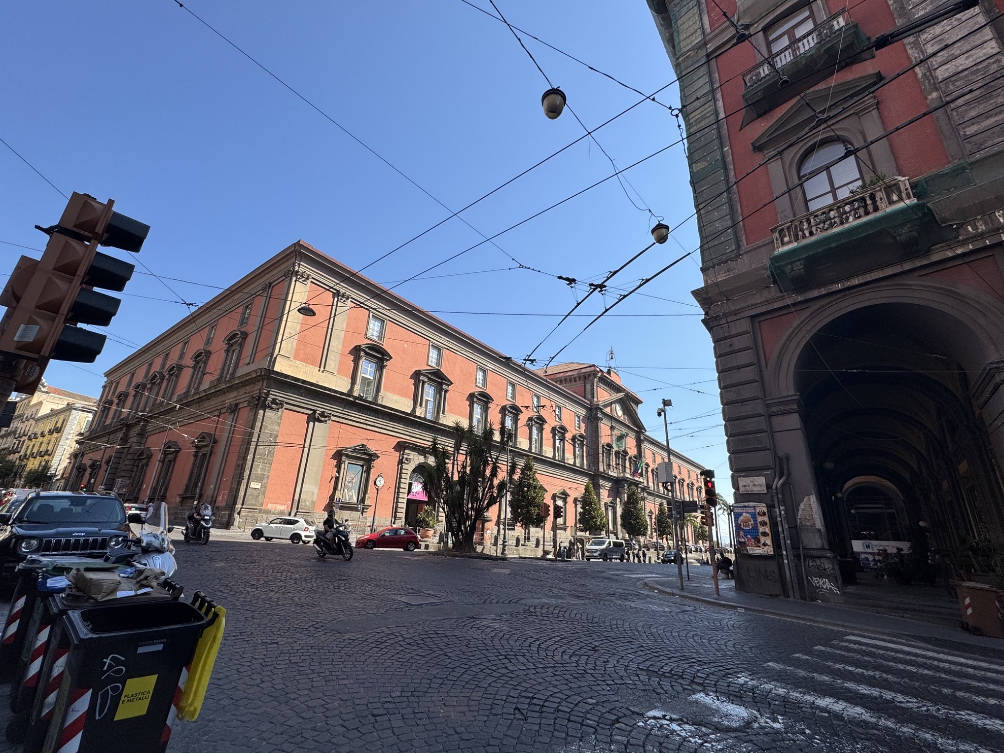 La vue extérieure du bâtiment qui abrite le musée archéologique, dans le centre-ville de Naples