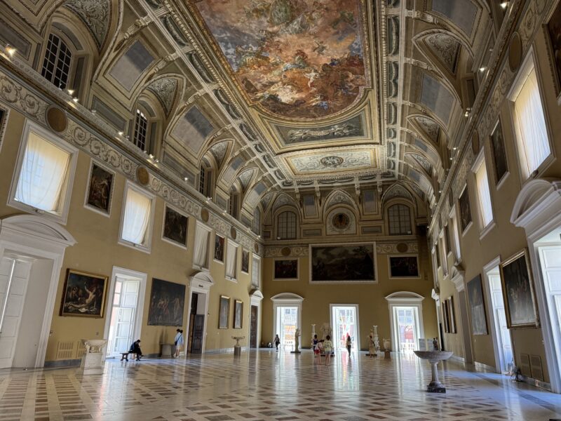 Le salon de la Méridienne est peut-être la salle la plus impressionnante du musée archéologique de Naples