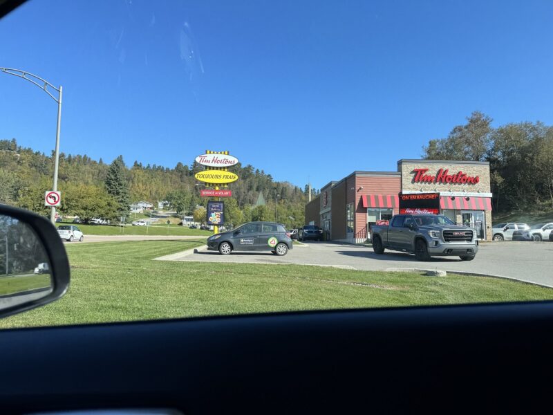 Arrêt incontournable au Tim Hortons avant de prendre la route