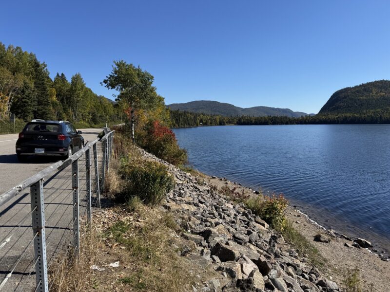 Un arrêt sur la route du fjord (rive nord) au bord du lac Résimond (Québec)