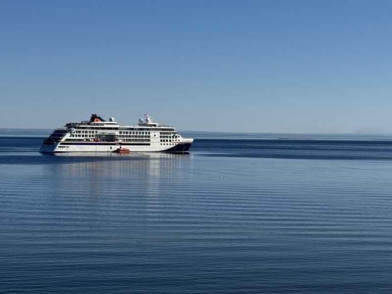 Un bateau de croisière au mouillage dans la baie de Tadoussac (Québec)