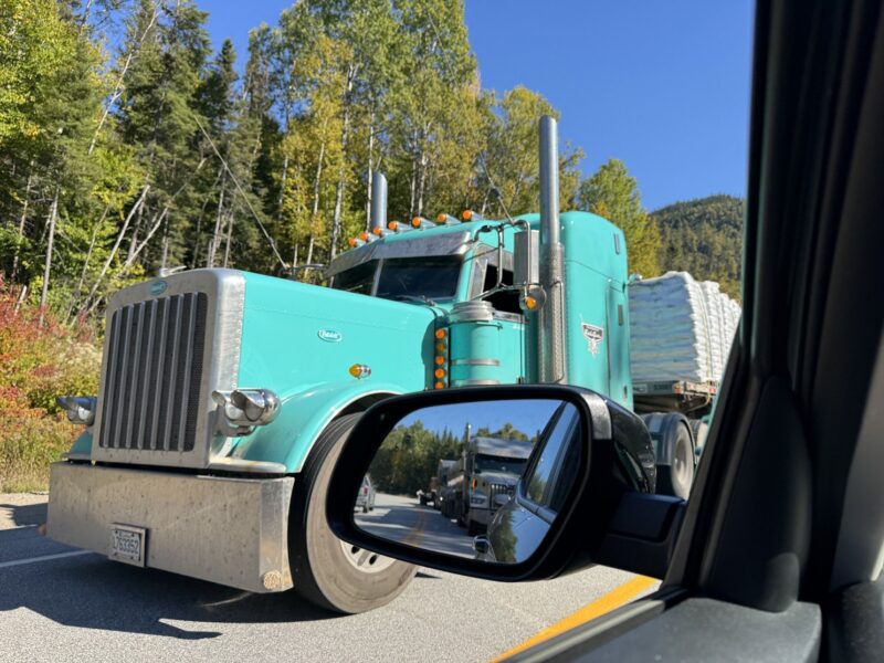 Un camion de transports croisé sur la route 172, au Québec (Canada)