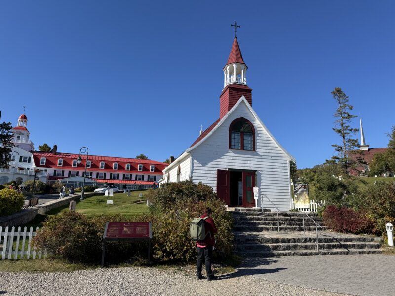 La chapelle de Tadoussac (ou chapelle des Indiens) et l'hôtel Tadoussac en arrière-plan