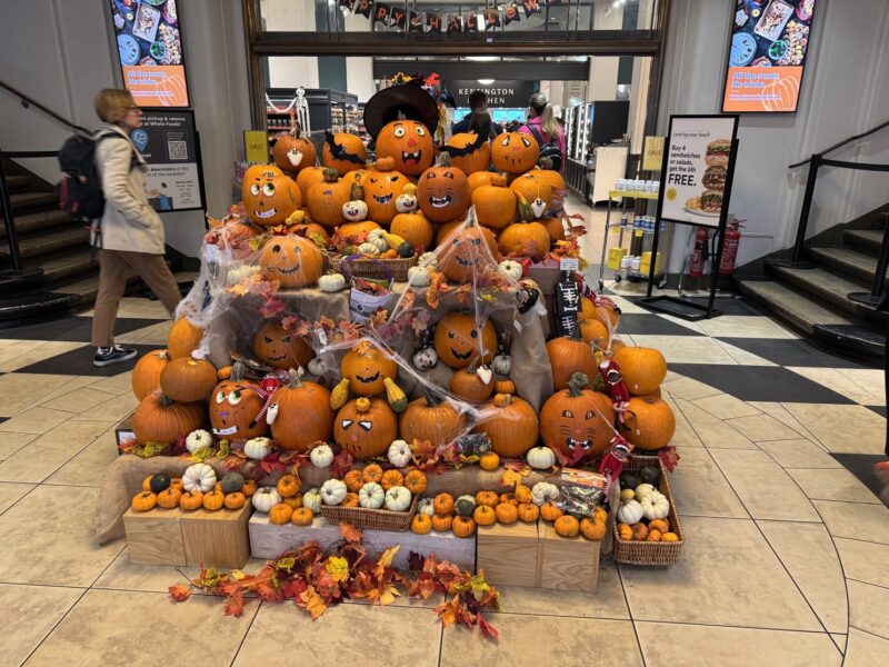 Des décorations de Halloween au Whole Foods Market sur Kensington High Street (Londres)