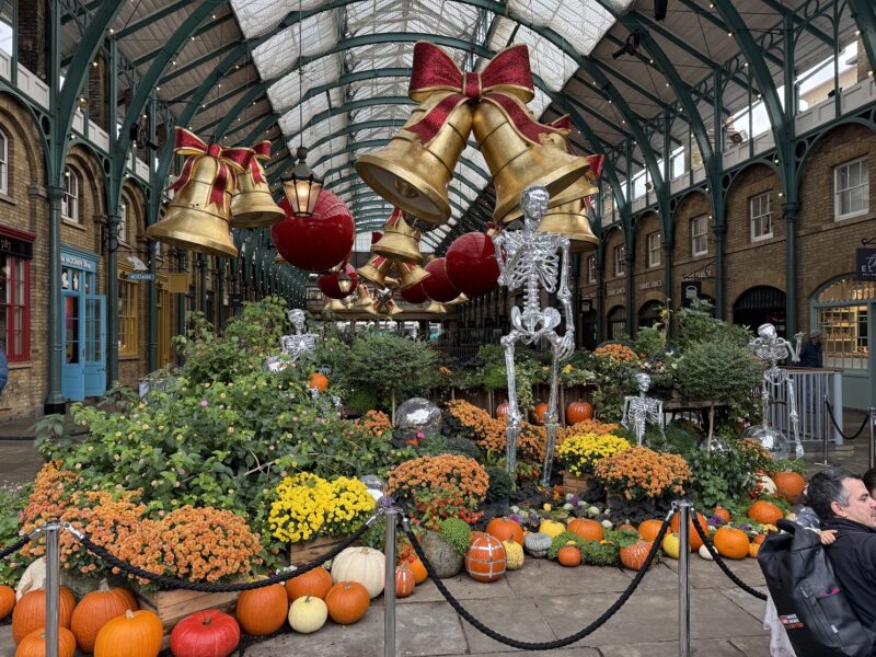 Un mix de décorations entre Halloween et Noël à Covent Garden (Londres)