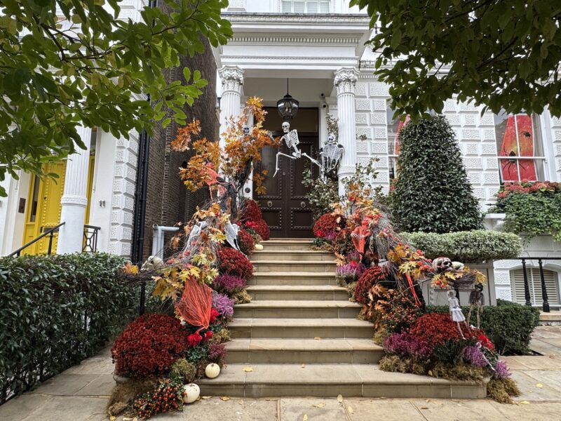 Une maison décorée pour Halloween sur Phillimore Gardens, à Londres