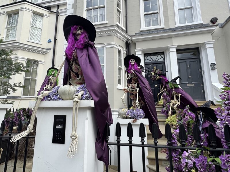 Prêts à tenter un "Trick or treat?" devant cette maison sur Victoria Road ?