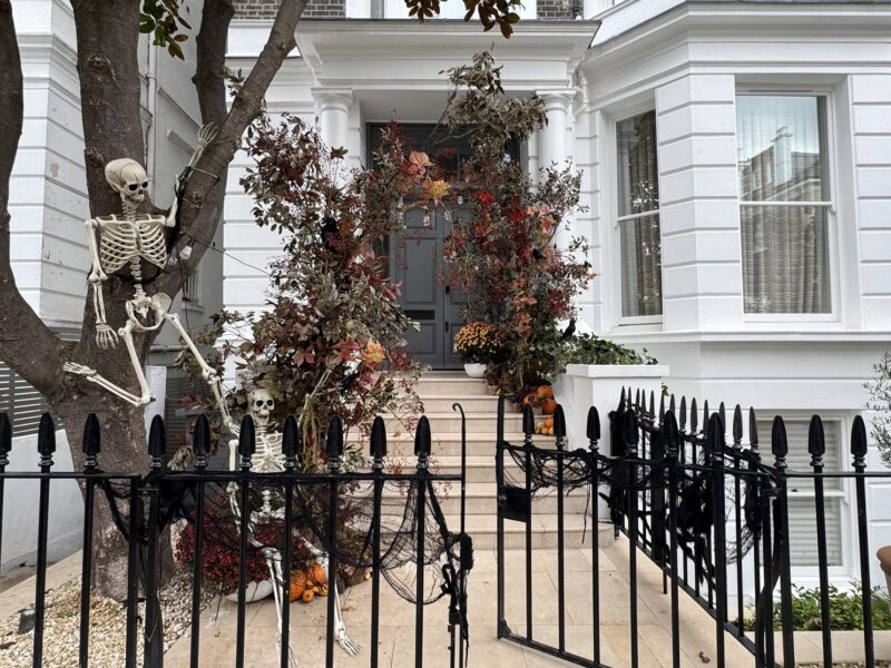 Une maison londonienne décorée pour Halloween sur Upper Phillimore Gardens