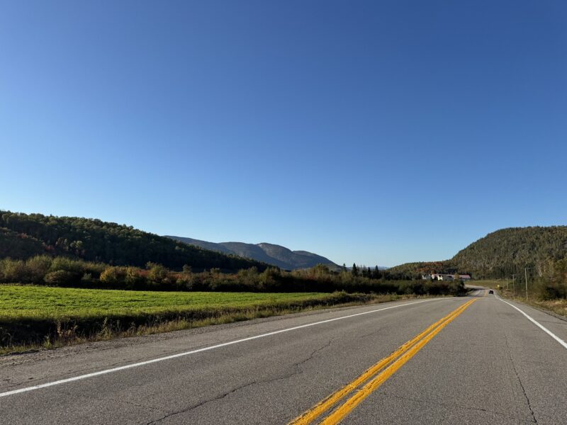 Sur la route 170 (rive sud de la route du fjord), entre Pis-Sec et St-Antoine