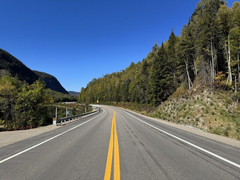 Dans sa 2e partie vers Tadoussac, la route 172 longe la rivière Sainte-Marguerite, réputée pour la pêche aux saumons