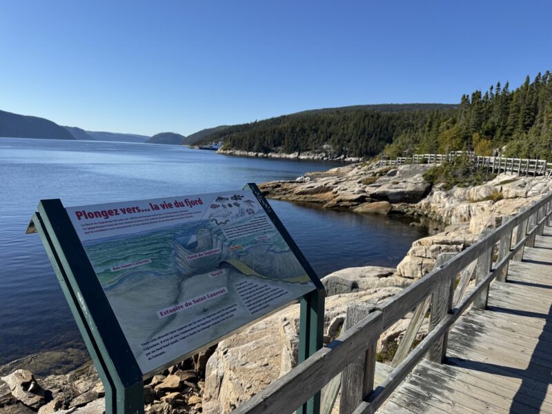 Le sentier d'accès à la pointe de l'Islet, au bord de la rivière Saguenay et la baie de Tadoussac
